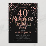 Convite Partido aniversário de 40 anos Surpresa - Preto e<br><div class="desc">Convite de festas de aniversário de 40 anos surpresa. Design elegante em preto e brilhante rosa de ouro. Possui fonte de script na moda e confetti. Envie-me uma mensagem se precisar de idade personalizada.</div>