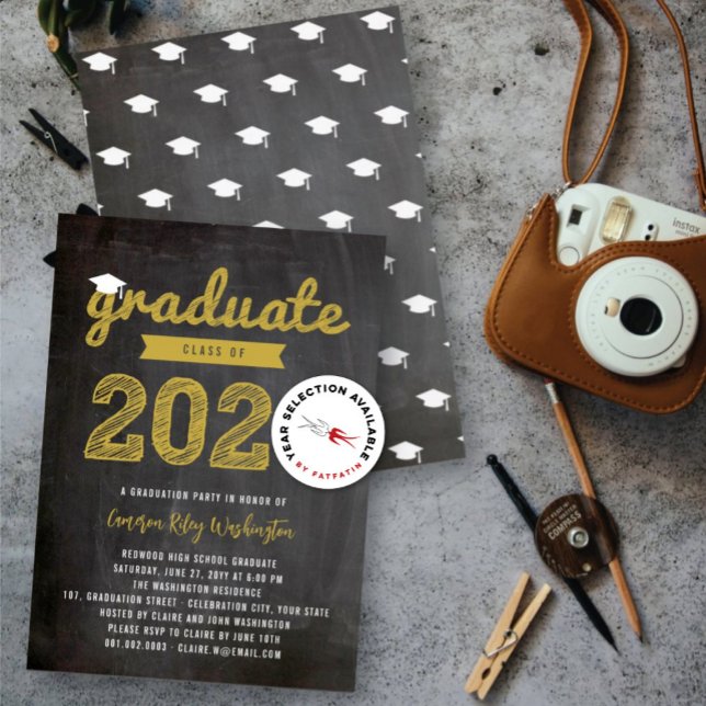 Convite Partido do Formando de Quadro Retroativo do Desenh (2025 Gold Graduate Sketch Retro Black Chalkboard Graduation Party Invitation @ fatfatin)