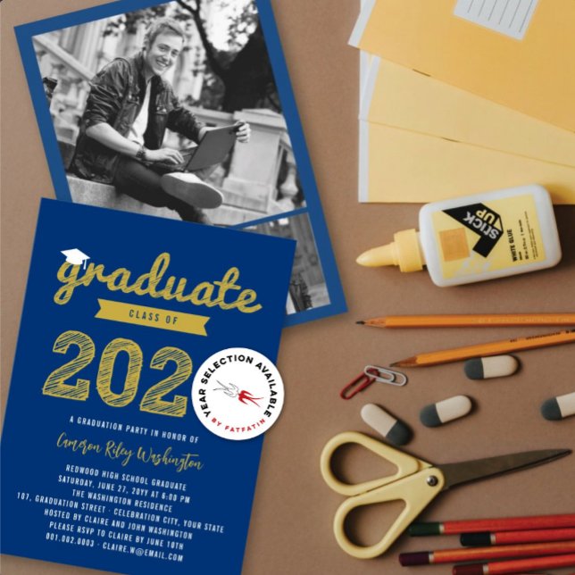 Convite Partido do Formando Moderno de Foto do Desenho 3 d (2025 Gold Graduate Sketch On Blue (color is customizable) Graduation Party Invitation @ fatfatin)