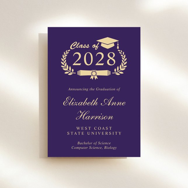 Convite Partido do Formandos Roxo de Script Elegante (An elegant collage graduation party invitation to celebrate the graduate's achievements)