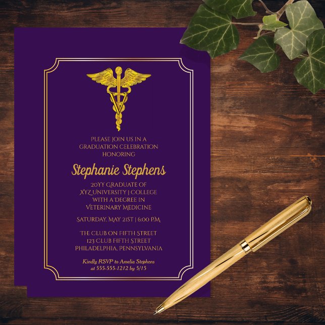 Convite Partido Elegante da Medicina Veterinária Dourada R (Elegant Purple | Gold Tone Veterinary Medicine Vet School Graduation Party Invitation Print Digital)