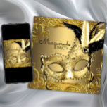 Convite Partido Mascarada Negro e Dourado<br><div class="desc">Convite de festas preto e mascarada de ouro com uma máscara elegante de penas pretas e douradas sobre um belo fundo preto e rolo dourado. Este belo e elegante convite de festas preto e ouro é facilmente personalizado para o seu evento adicionando detalhes do evento, estilo de fonte, tamanho de...</div>