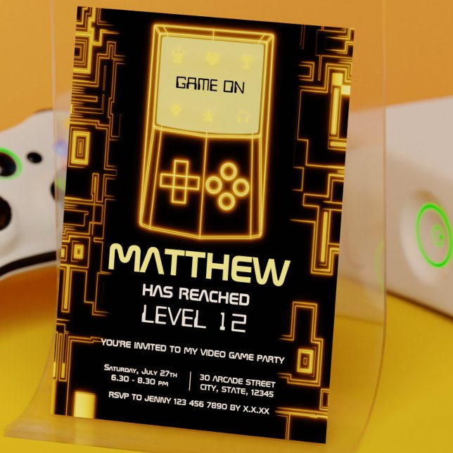 Convite Partido Moderno dos Jovens Jovens de Nível Amarelo (Yellow Glow Video Game Console Birthday Party Invitation)