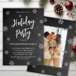 Convite Partido Rustic Chalkboard Snowflake Photo Holiday<br><div class="desc">Rustic Chalkboard Snowflakes Script Photo Holiday Party Invtions é perfeito para um evento de Natal Russo. Apresenta um texto de "Festa Feriada" em um script de pincel bonito com letra de mão no fundo do quadro negro. Uma foto da família atrás. Fácil de personalizar com seu nome e detalhes da...</div>