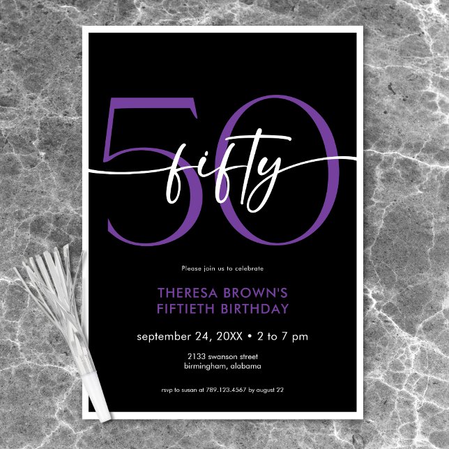 Convite Parto Mínimo Moderno 50 Script Aniversário (Modern Minimal Purple Fifty Script Birthday Invitation)