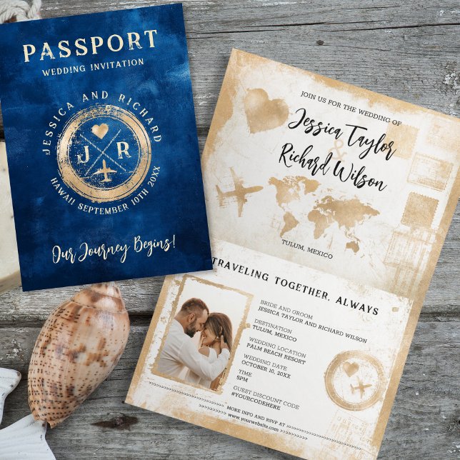 Convite Passaporte Marinho Azul Vintage (vintage gold stamp with heart and plane on navy blue background, passport wedding invitation)