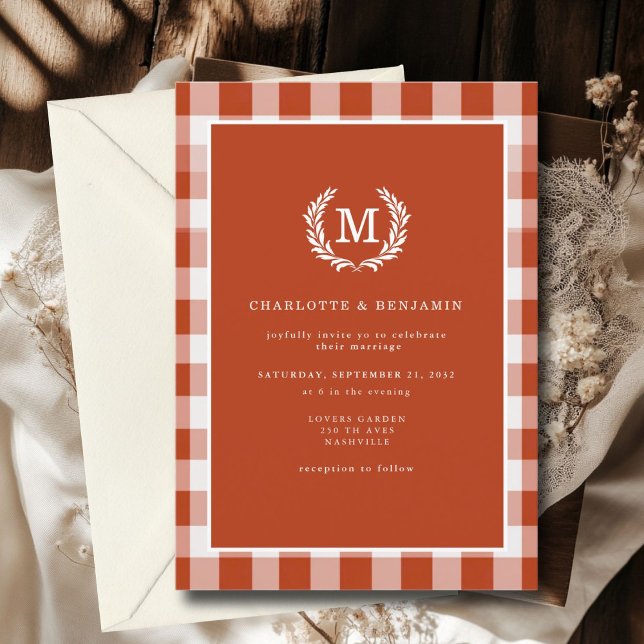 Convite Pasta do Monograma de Gingham Vermelho-Laranja (Red-Orange Gingham Monogram Crest Invitation. Print & Instant Download.)