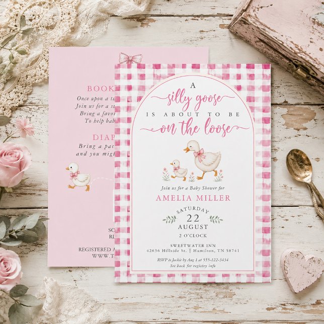Convite Pato Tolo à Solta Chã de Bebê Rosa Xadrez (Silly Goose on the Loose Pink Gingham Baby Shower Invitation)
