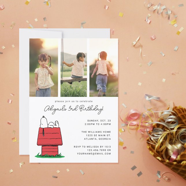 Convite Peanuts Snoopy Dog House Foto de aniversário (Invitation on table)