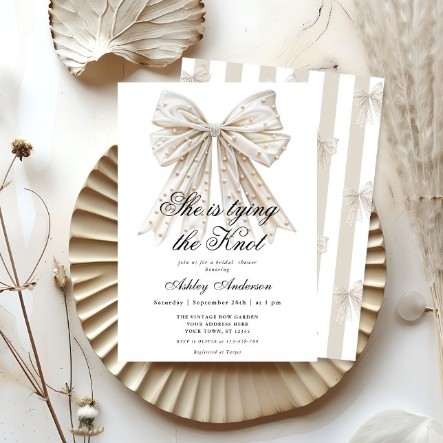 Convite Pearl Bow Ela está amarrando o chuveiro nobre (Criador carregado)