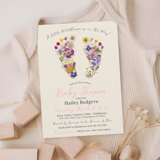 Convite Pegadas de flor selvagem Beige Baby Girl Chá (Little Wildflower Baby in Bloom beige pink gingham floral footprints baby girl shower invitation)