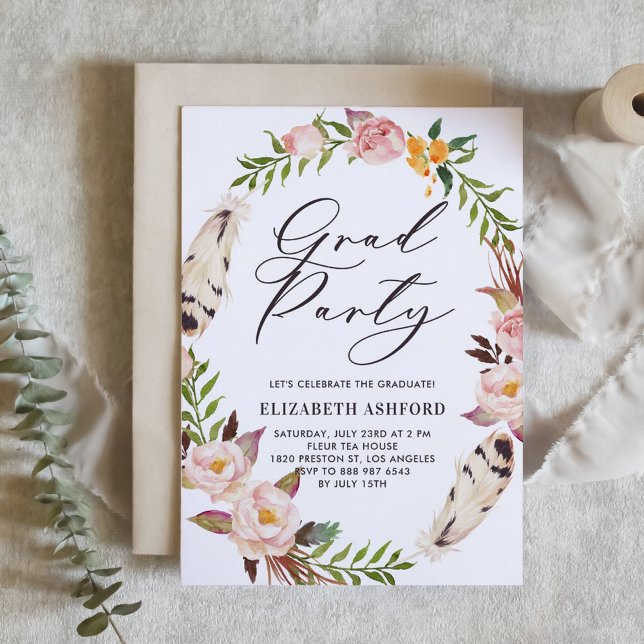 Convite Penas da Boêmia e Graduação Floral de Ferro (Customizable boho graduation invitation featuring watercolor flowers and feathers wreath. )