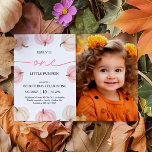 Convite Pequena Abóbora Transformando Uma Foto De Aniversá<br><div class="desc">Capture o encanto do seu primeiro aniversário com um **Little Pumpkin Turning One Birthday Photo Invitation**. Este adorável convite apresenta um tema de abóbora doce, perfeito para uma celebração do outono. Personalize-o com a fotografia do seu filho para adicionar um toque pessoal, convidando amigos e familiares a juntarem-se às festividades....</div>