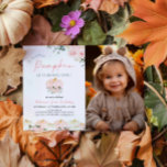Convite Pequena Foto da Primeira Festa de aniversário de A<br><div class="desc">Convide seus convidados para uma celebração memorável com nossos **Pequenos Convites Fotográficos de Primeira Festa de aniversário da Pumpkin**. Estes convites, maravilhosamente elaborados, misturam um tema charmoso de abóbora com um toque pessoal, apresentando um espaço para incluir uma foto do seu pequeno. Adorados com cores respiratórias festivas e adoráveis designs...</div>