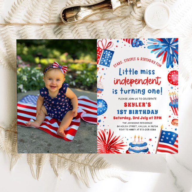 Convite Pequena Miss Independente 4 de julho primeiro aniv (Watercolor Fireworks Patriotic Little Miss Independent 4th of July Girl 1st Birthday Invitation)