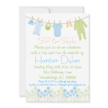 Pequenas roupas azuis e verdes, e ver