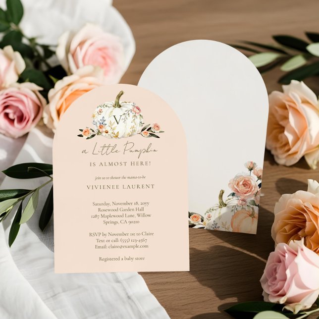 Convite Pequeno Abóbora no Caminho do Chá de fraldas Flora (Little Pumpkin on the Way Pink Floral Baby Shower Invitation)