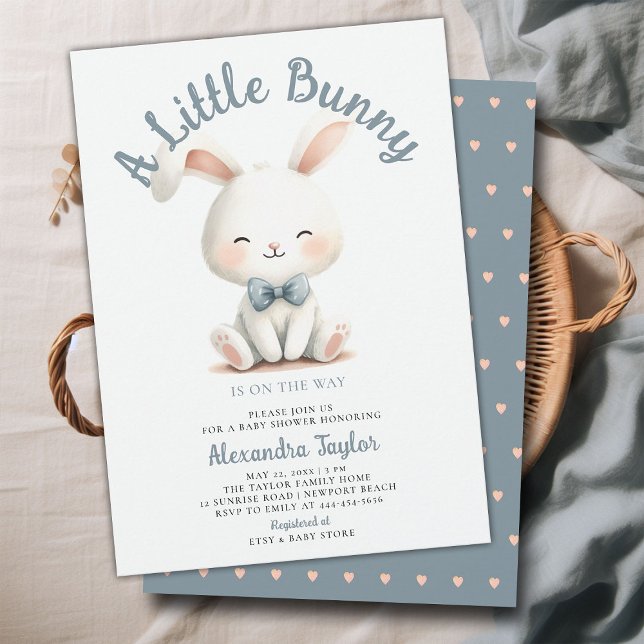 Convite Pequeno Arco de Tie Simples, Chá De Bebê Simples (a little bunny baby boy shower invitation springtime easter garden picnic dusty blue white cute)