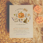 Convite Pequeno Chá de fraldas Boo Halloween Pumpkin<br><div class="desc">Este belo convite para chás de fraldas com tema de queda apresenta elementos de coloração d'água pintados à mão contra um fundo de latas de madeira branca. A ilustração inclui uma abóbora, um fantasma, um chapéu de mago, doces, estrelas, corações e muito mais! Os detalhes da festa aparecem abaixo na...</div>
