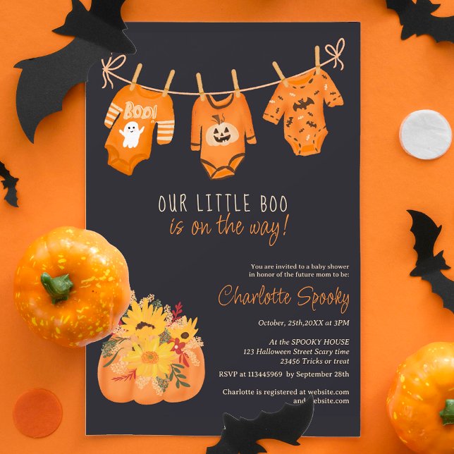 Convite Pequeno chá de fraldas floral bonito do Halloween (Cute floral Halloween little boo baby shower Invitation on dark)