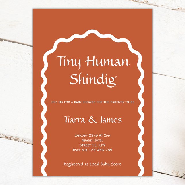Convite Pequeno Chá de fraldas Simples de Shindig Humano T (tiny human shindig baby shower invitation terracotta white simple wavy arch funny)
