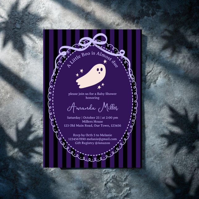 Convite Pequeno fantasma bonitinho chá de fraldas de Hallo (Little boo cute ghost Halloween baby shower Invitation cards template purple stripes retro bow borde)