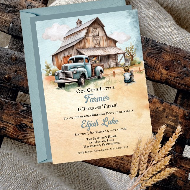 Convite Pequeno Farmário Está Transformando Três aniversár ("Our Cute Little Farmer Is Turning Three!" Boy 3rd Birthday Party Rustic Truck | Barn Invitation)