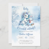 Pequeno pônei bonito com boneco de neve na florest