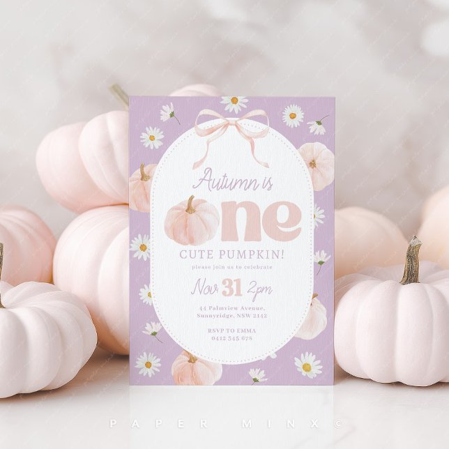 Convite Pequeno primeiro aniversario de Abóbora Ursa Arco  (One Cute Pumpkin! Girl's 1st birthday invitation with purple background, pumpkins and daisy flowers.)