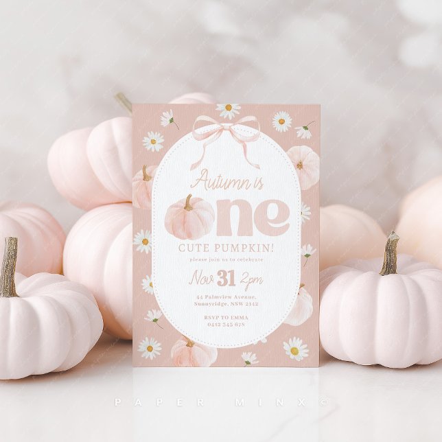 Convite Pequeno primeiro aniversario de Abóbora Visita Arc (One Cute Pumpkin Girl's 1st birthday Invitation in pink with pumpkins, daisies and bow. )
