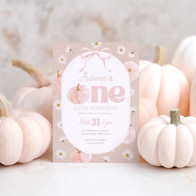 Convite Pequeno primeiro aniversario de Abóbora Visita Arc (One cute pumpkin! Girl's 1st birthday invitation neutral background pumpkins, daisy flowers and bow)