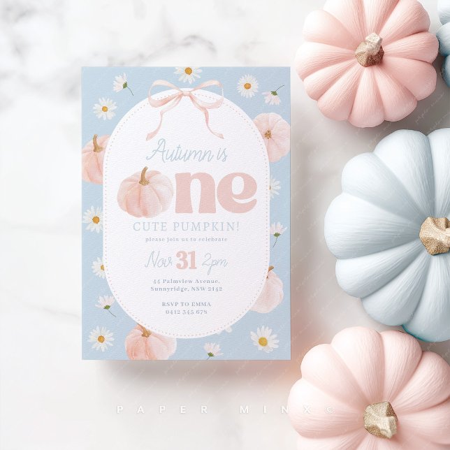 Convite Pequeno primeiro aniversario de Abóbora Visita Arc (Blue and Pink 1st Birthday Invitation. One cute pumpkin theme with daisies, pumpkins and pink bow. )