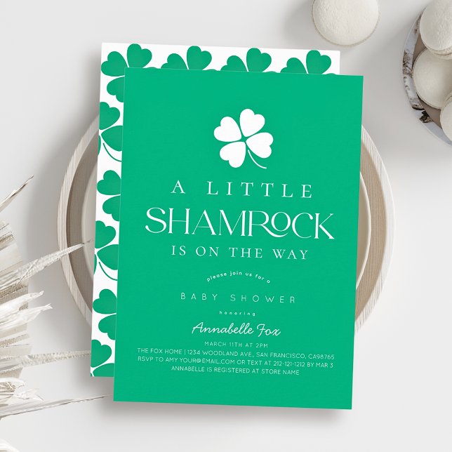 Convite Pequeno Shamrock Moderno Chá de Bebê Verde (Criador carregado)