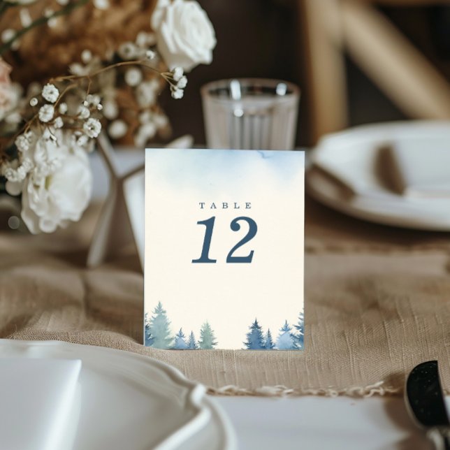 Convite Pinheiros de inverno bonito - número da mesa azul (Minimalist, elegant winter pine trees wedding reception table number card)