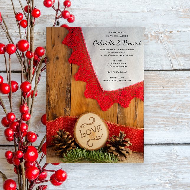 Convite Pinheiros Russos e Casamento no inverno de rendas  (Set a festive tone for your marriage with the Rustic Pines Red Lace Barn Wedding Invitation.)