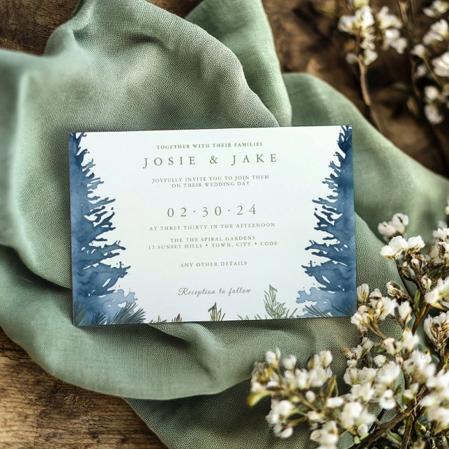 Convite Pinheiros verdes com neve bonito no inverno (Pretty winter pine trees green wedding invitation)