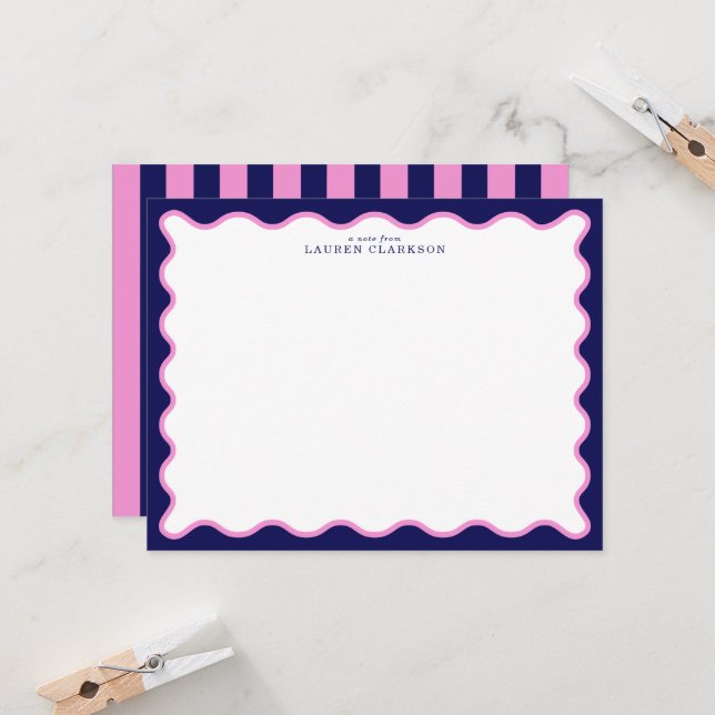 Convite Pink and Navy Wavy Frame Note Card with Striped Ba (Frente/Verso In Situ)