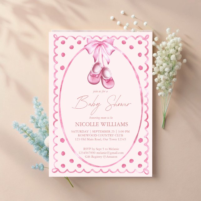 Convite Pink bow baby shoes coquette elegant baby shower (Pink bow baby shoes coquette elegant baby shower invitation cards template hand drawn wavy border)