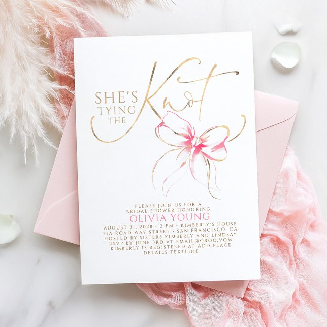 Convite Pink Bow Elegant Modern Minimalist Bridal Shower (She's Tying The Knot Bridal Shower Invitation with Pink Bow)