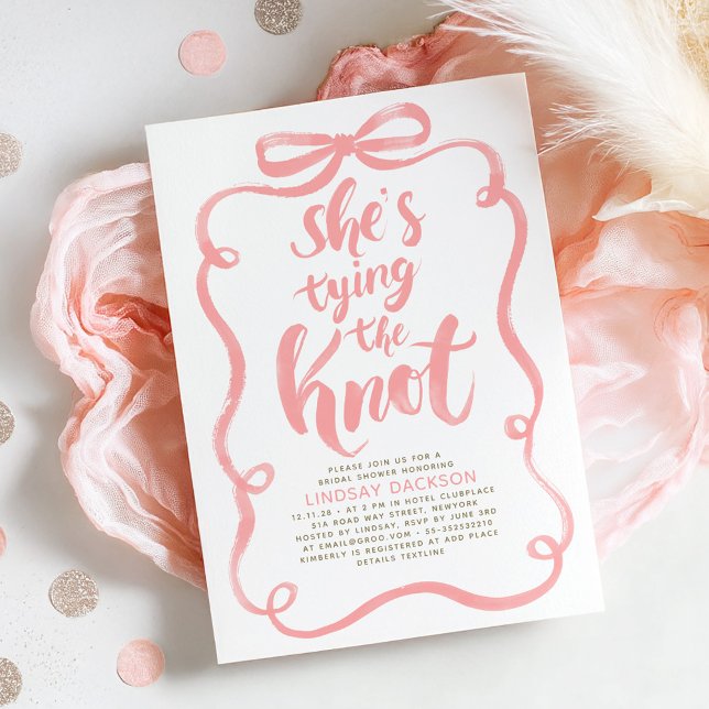 Convite Pink Bow She's Tying The Knot Bridal Shower (Pink Bow She's Tying The Knot Whimsical Playful Fun Bridal Shower Invitation)