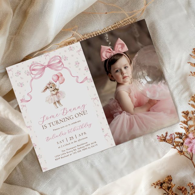 Convite Pink Floral Coquette Bow Bunny 1st Birthday Photo (Criador carregado)