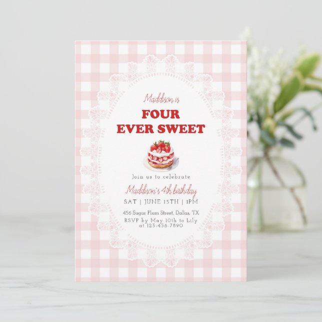 Convite Pink Gingham Four ever Sweet Strawberry Birthday (Em pé/Frente)