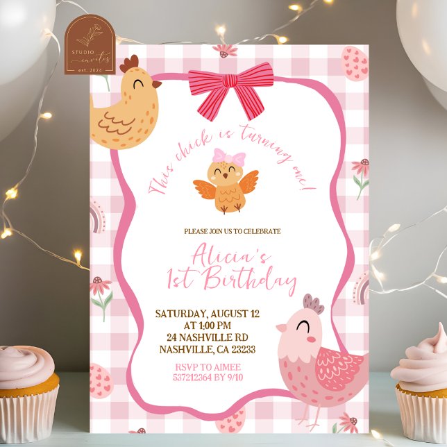 Convite Pink Gingham Plaid Chick 1st Birthday Invitation (Criador carregado)