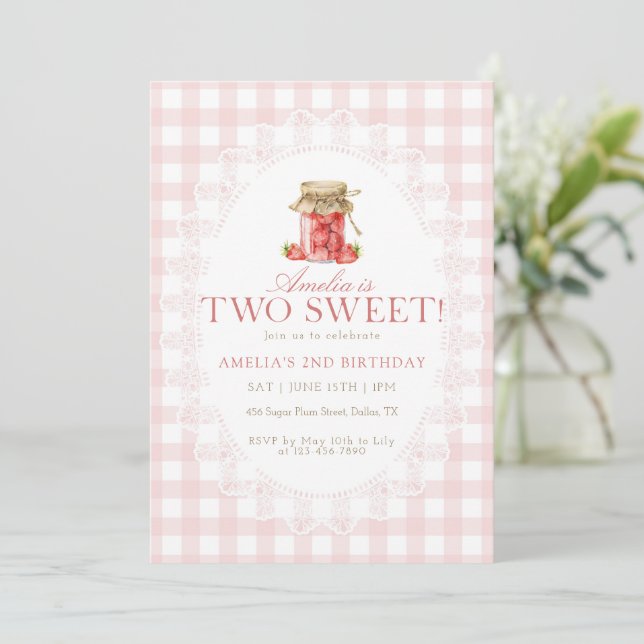 Convite Pink Gingham Two Sweet Strawberry Birthday (Em pé/Frente)