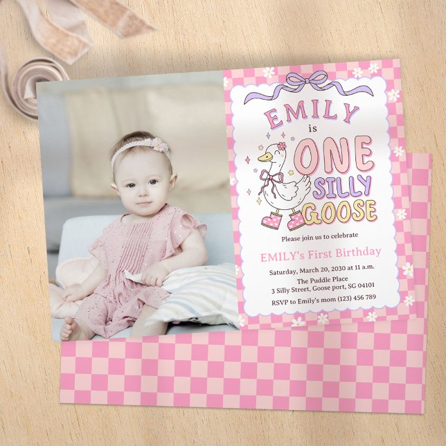 Convite Pink One Silly Goose - Girl First Birthday Photo (Pink One Silly Goose - Retro Girl First Birthday Photo Invitation.)