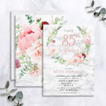 Convite Pink Peony Wreath Rosa Dourado Marble Typografia 8<br><div class="desc">Mãos para baixo meu design favorito de todos os tempos até hoje, este maravilhoso convite de aniversário mostra as flores de aquarela mais bonitas que já vi - tão realistas que parecem fotos! Uma coroa de peões cor-de-rosa e astilbe, dahlias, bolas de allium, galhos de eucalipto e um delicado crisântemo...</div>