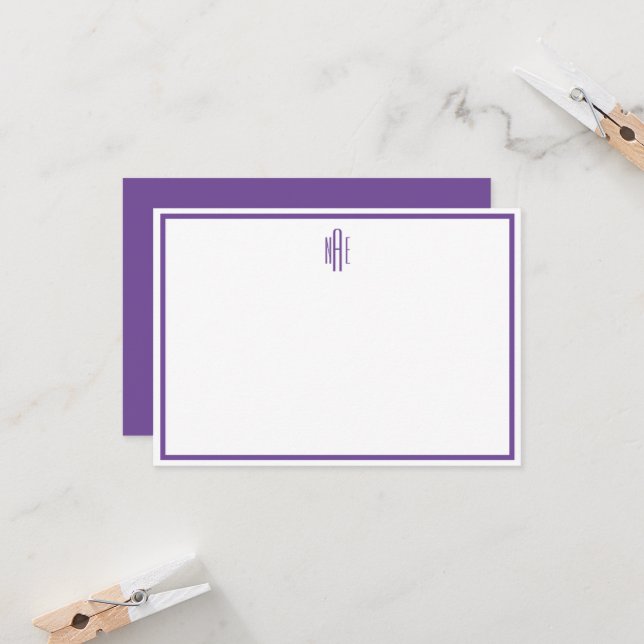 Convite Placa de Nota Plana com Monograma Violeta e Branco (Frente/Verso In Situ)
