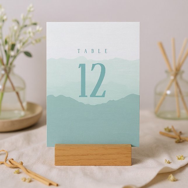 Convite Placa de número da mesa de casamento verde macio (Soft green mountains wedding table number sign.)