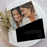 Convite Placa de ponte de foto desbotada branca branca<br><div class="desc">Esta carta branca e esmaecida de foto-Bridesmaid é perfeita para a sua proposta clássica e simples de partido de preto e branco, minimamente moderna, de "boho bridal". A design apresenta uma caligrafia elegante, delicada e romântica escrita à mão com tipografia formal do chique. O olhar vai correr bem em qualquer...</div>