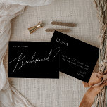 Convite Placa de Proposta Bridesmaid do Script Whimsical P<br><div class="desc">Esta carta de proposta de madrinha branca preta é perfeita para a sua proposta clássica e simples de partido noivo moderno, preto e branco. A design apresenta uma caligrafia elegante, delicada e romântica escrita à mão com tipografia formal do chique. O olhar vai correr bem em qualquer época de casamento:...</div>